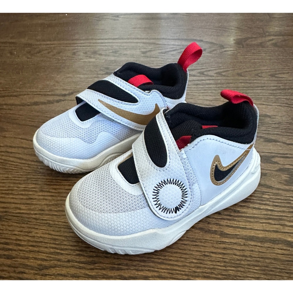Nike Team Hustle D 11 toddler sneaker Sz 8 white metallic gold & university red